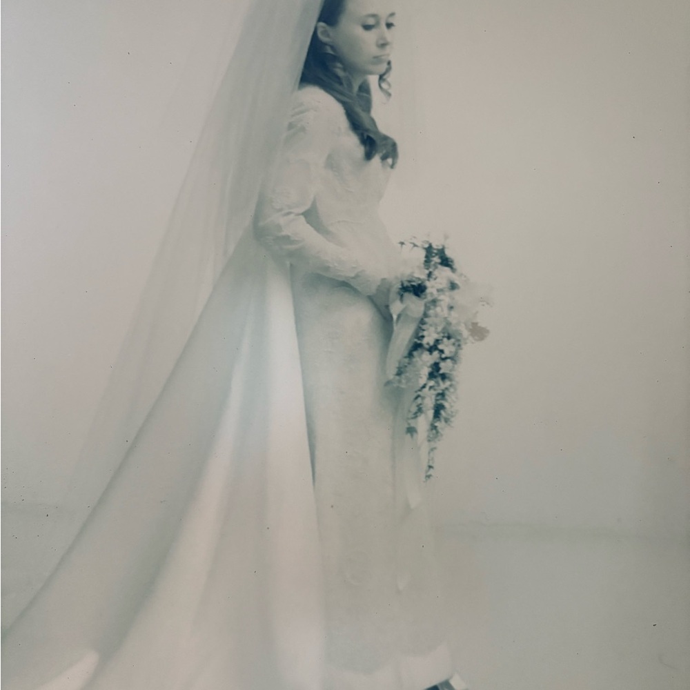 Elegant 1969 French Alençon Lace / Pearl Wedding Dress / detachable train